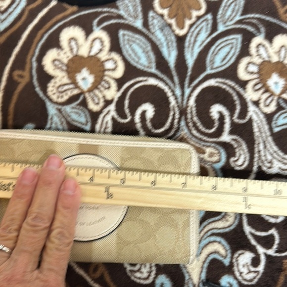 Coach Beige and White Wallet Like new condition MSRP 228 - Picture 13 of 16